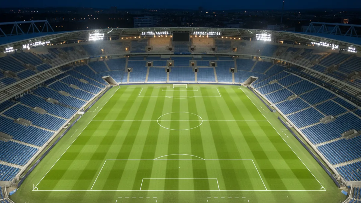 Amplia vista nocturna de un estadio de la UEFA Champions League, el campo iluminado.
